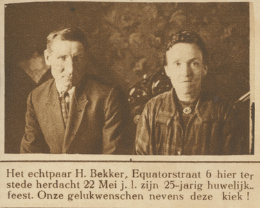 870564 Portret van het echtpaar Bekker (Equatorstraat 6) te Utrecht, dat 25 jaar getrouwd is.